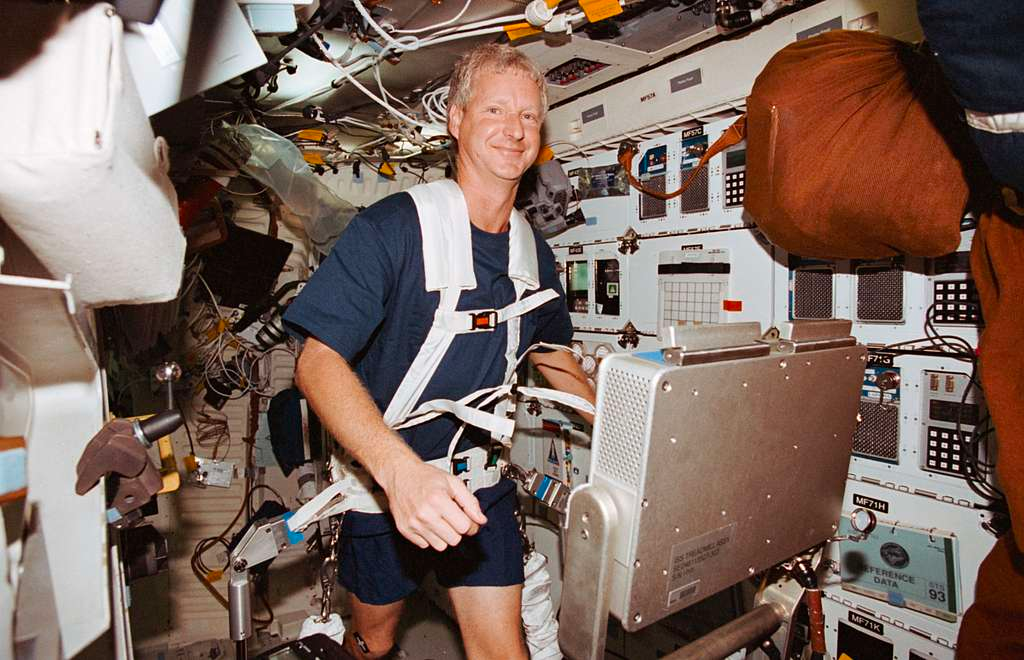 Un astronaute court sur un tapis anti-gravit&eacute;