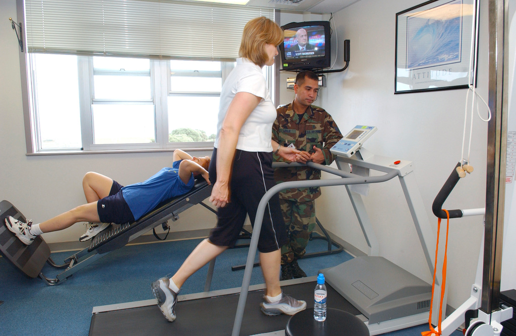Une femme court sur un tapis anti-gravit&eacute;