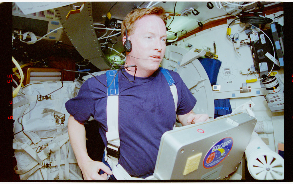 Un astronaute court sur un tapis anti-gravit&eacute; avec des &eacute;couteurs