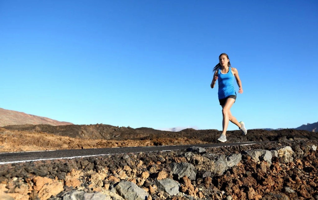 Une femme court un 10 km sur route