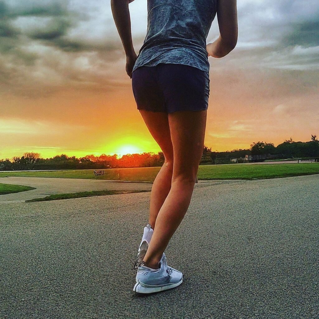 Coureuse vue de dos pendant une s&eacute;ance de course &agrave; pied