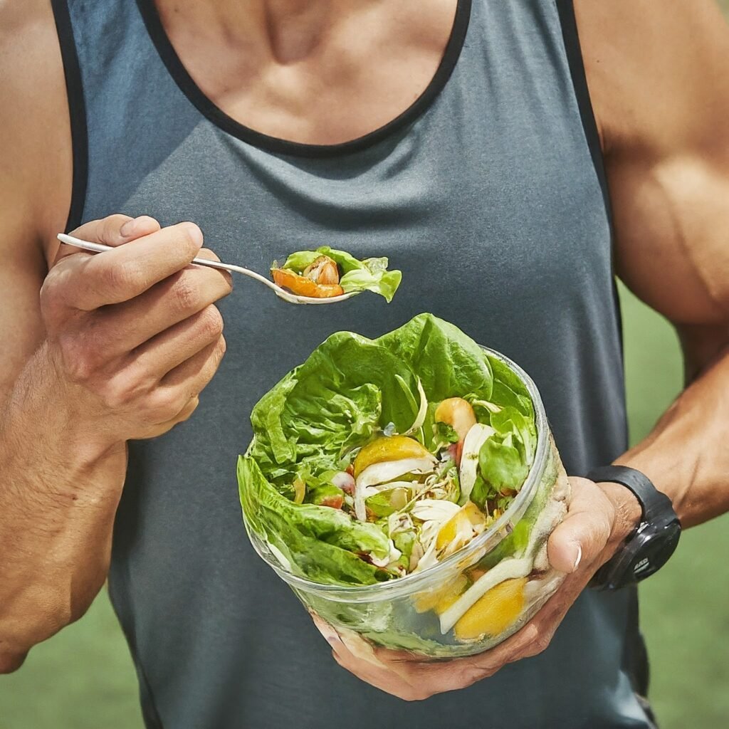 Coureur mange une salade healthy