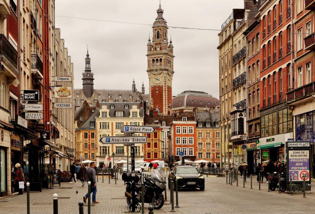 Grand place vue de la rue nationale à Lille