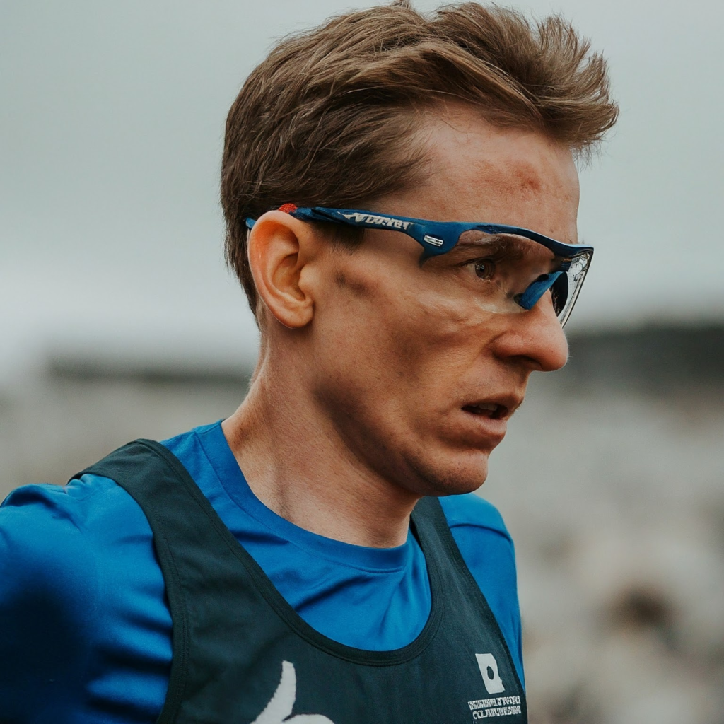 Un coureur avec des lunettes de soleil