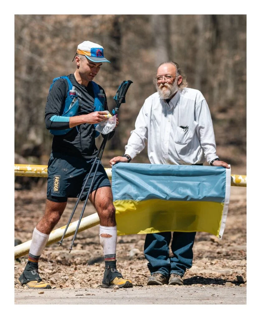 Lazarus Lake tient le drapeau Ukrainien