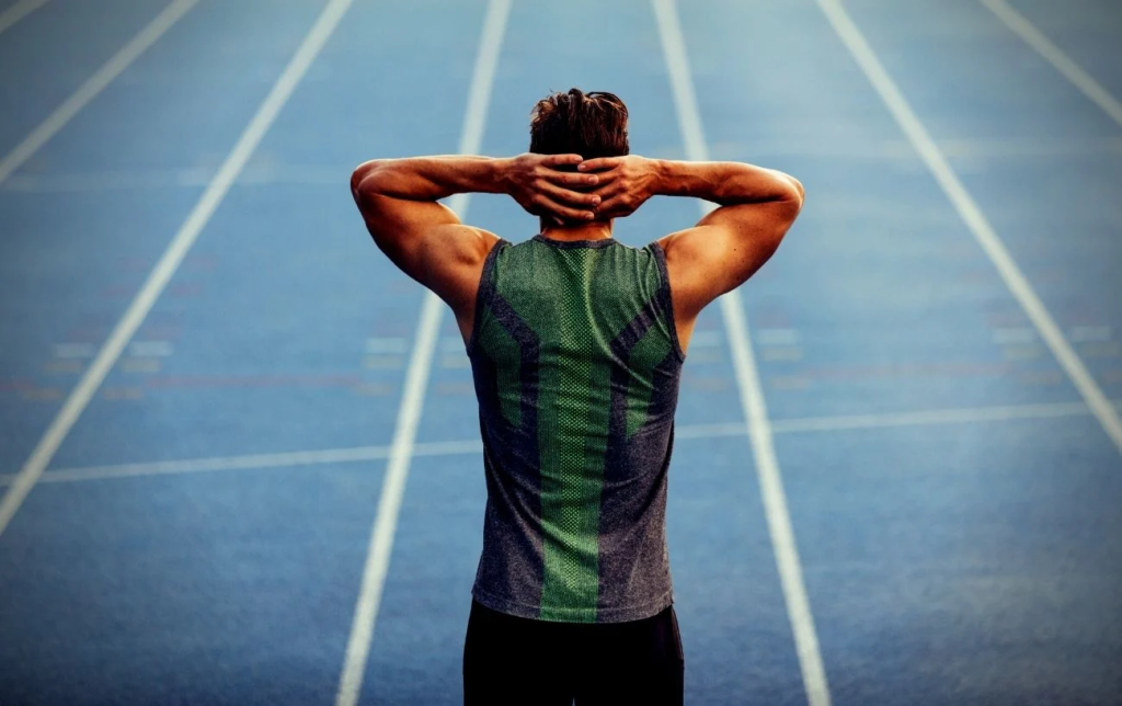 À quel âge le pic de forme est-il atteint selon le sport et le sexe ?