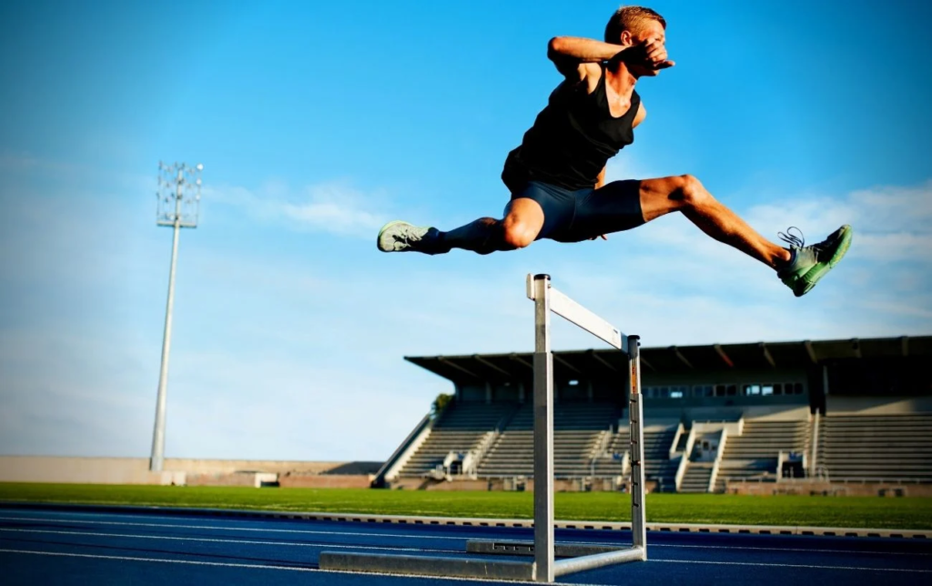 À quel âge le pic de forme est-il atteint selon le sport et le sexe ?