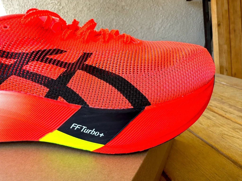 ASICS Metaspeed Edge Paris vue de profil et de près