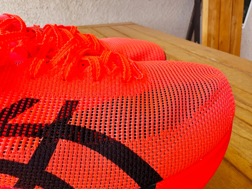 ASICS Metaspeed Edge Paris vue de l'empeigne de près