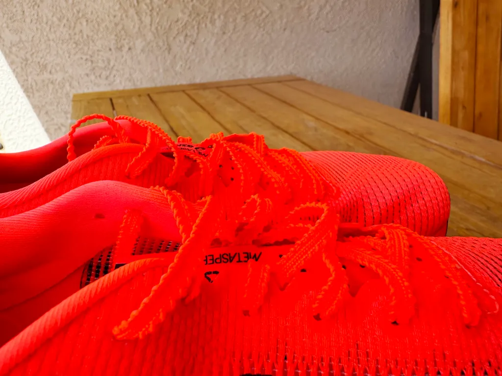 ASICS Metaspeed Edge Paris vue de l'empeigne (partie supérieure)