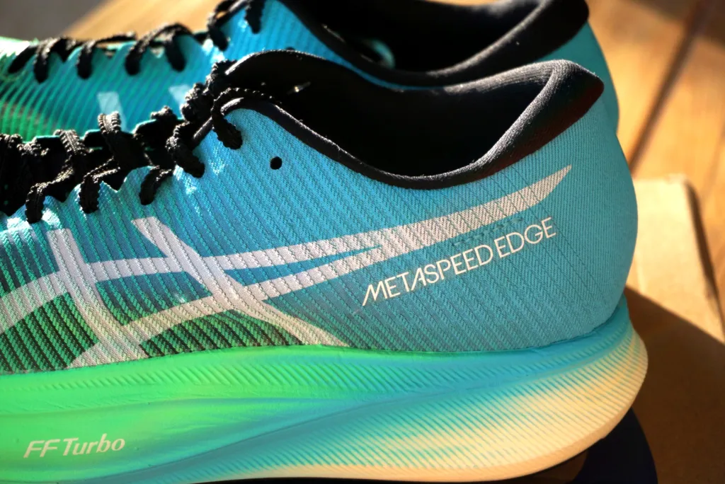 ASICS Metaspeed Edge+ vue du mesh et de la semelle de pr&egrave;s