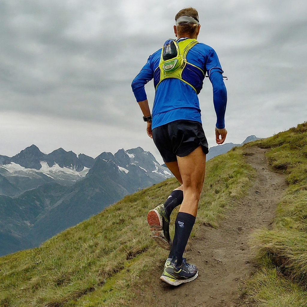 Traileur sur un sentier à la montagne vue de dos