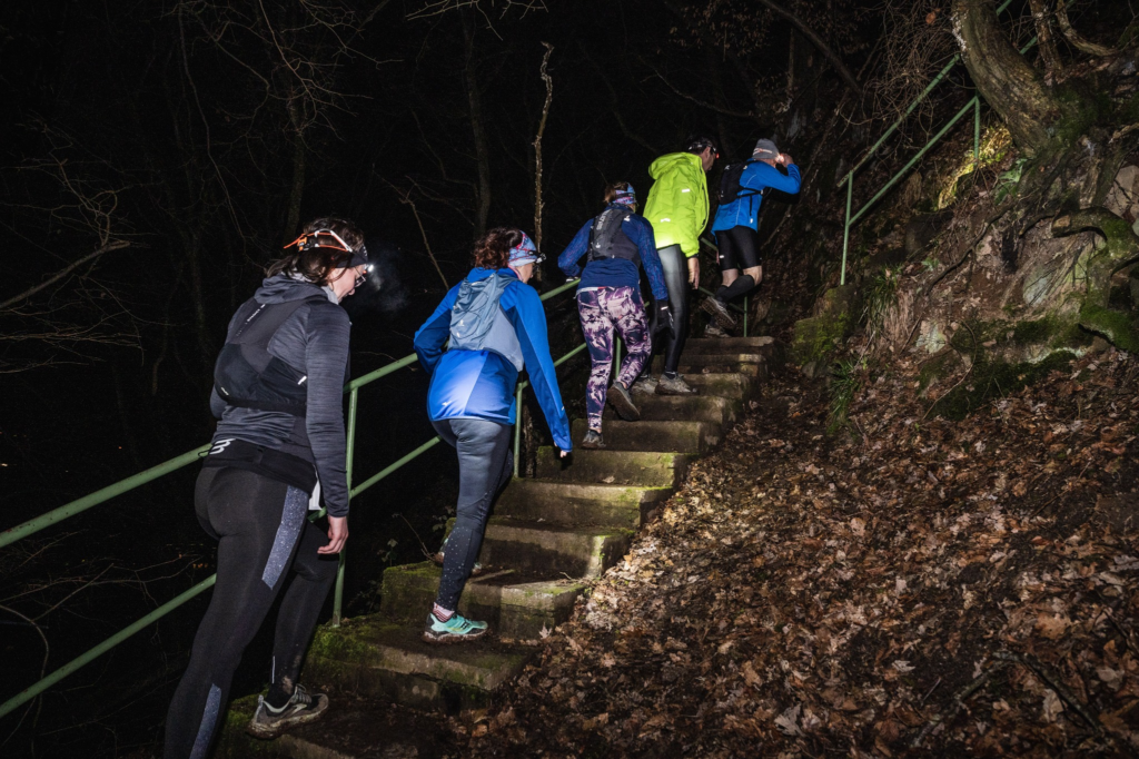 Traileurs dans les escaliers du trail de la Sibérie