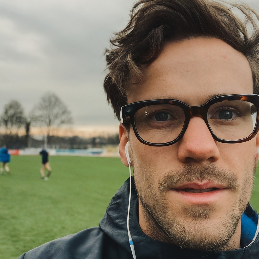 Visage d'un homme avec des lunettes vue de près