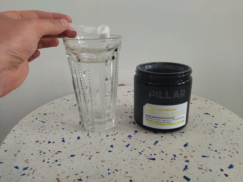 Dose de Triple Magnésium Pillar Performance versée dans un verre d'eau