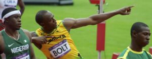 Usain Bolt se penche en arrière et pointe vers le ciel aux JO de Londres 2012