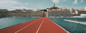 Paris 2024 : Une piste d'athlétisme flottante pour l'arrivée de la flamme olympique à Marseille