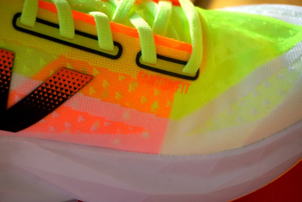 New Balance FuelCell Rebel v4 vue de haut - empeigne (partie supérieure)