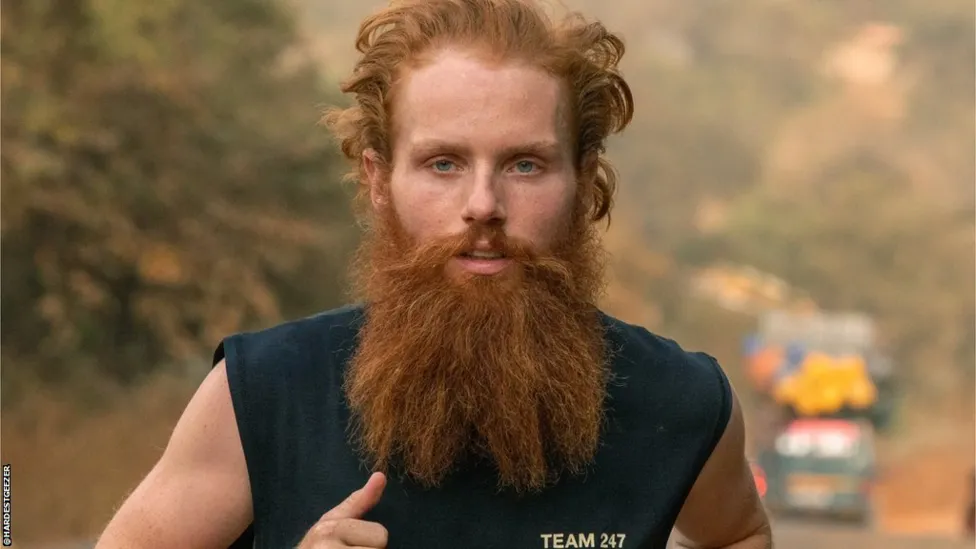 "Hardest Geezer" vue de face en train de courir