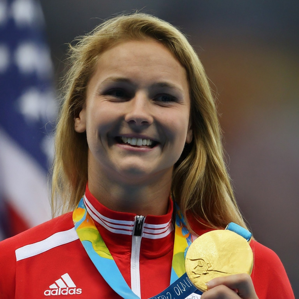 Athlète olympique souriante avec une médaille d'or