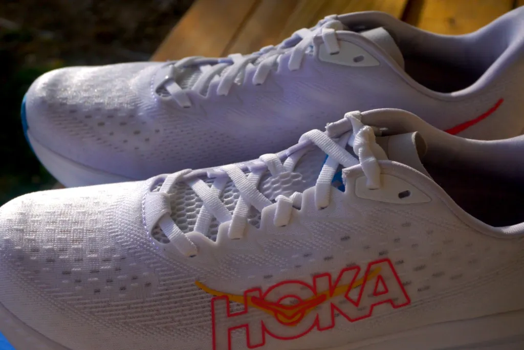 Hoka Mach 6 vue de l'empeigne (partie supérieure)