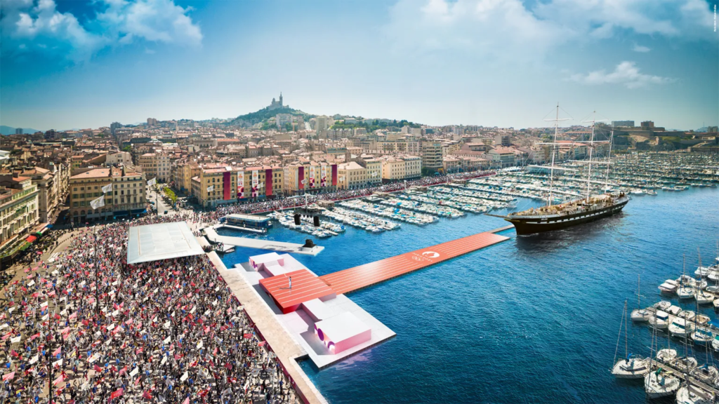 Piste d'athlétisme flottante à Marseille pour l'arrivée de la flamme olympique