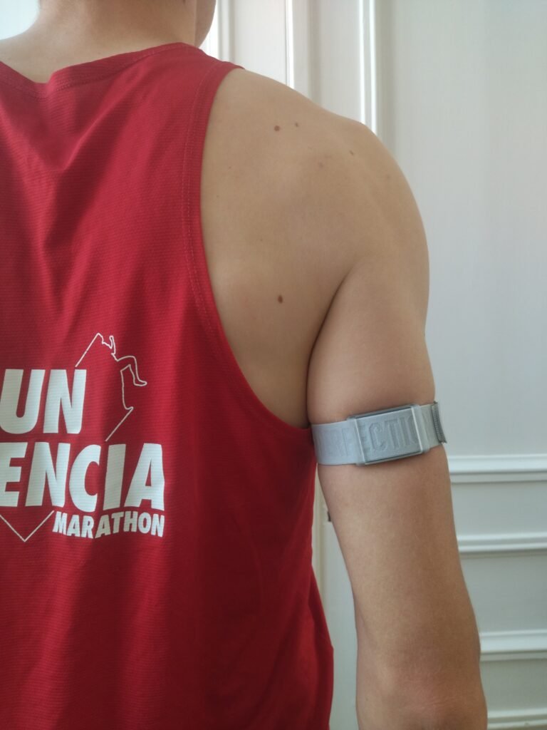 Capteur de fréquence cardiaque Coros porté vue de dos