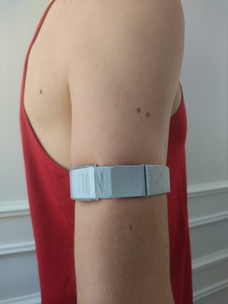 Capteur de fréquence cardiaque Coros porté vue de côté