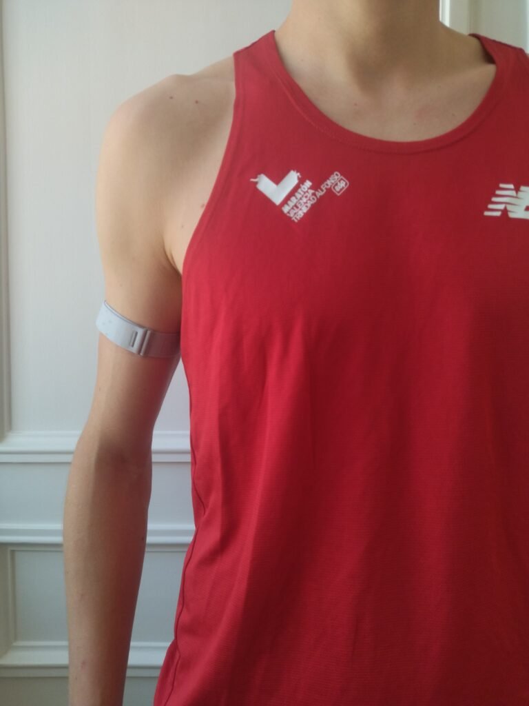 Capteur de fréquence cardiaque Coros porté vue de face