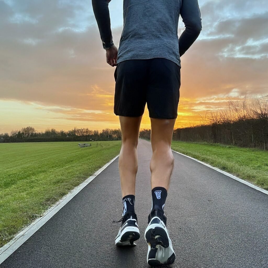 Coureur vue de dos sur une piste cyclable à la campagne