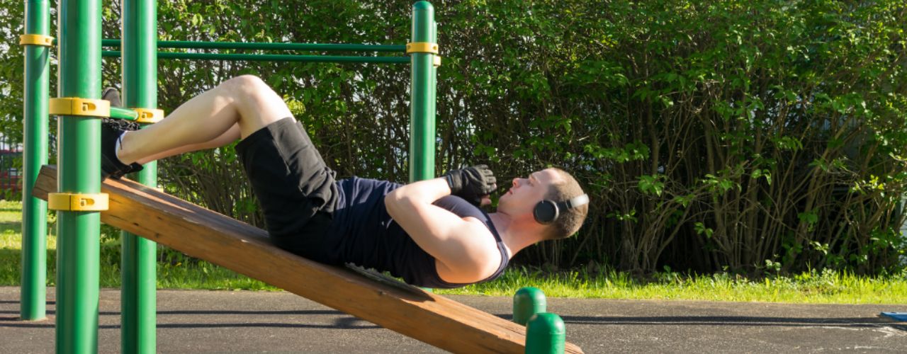 Optimisez vos abdominaux avec l’exercice sur banc incliné
