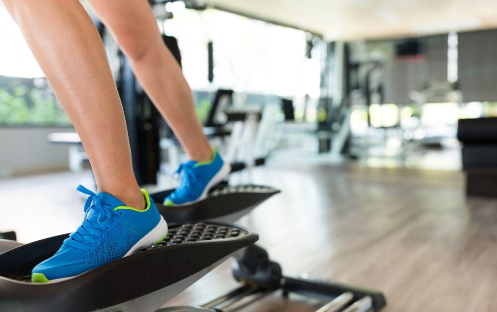 Une femme fait du step up à la salle