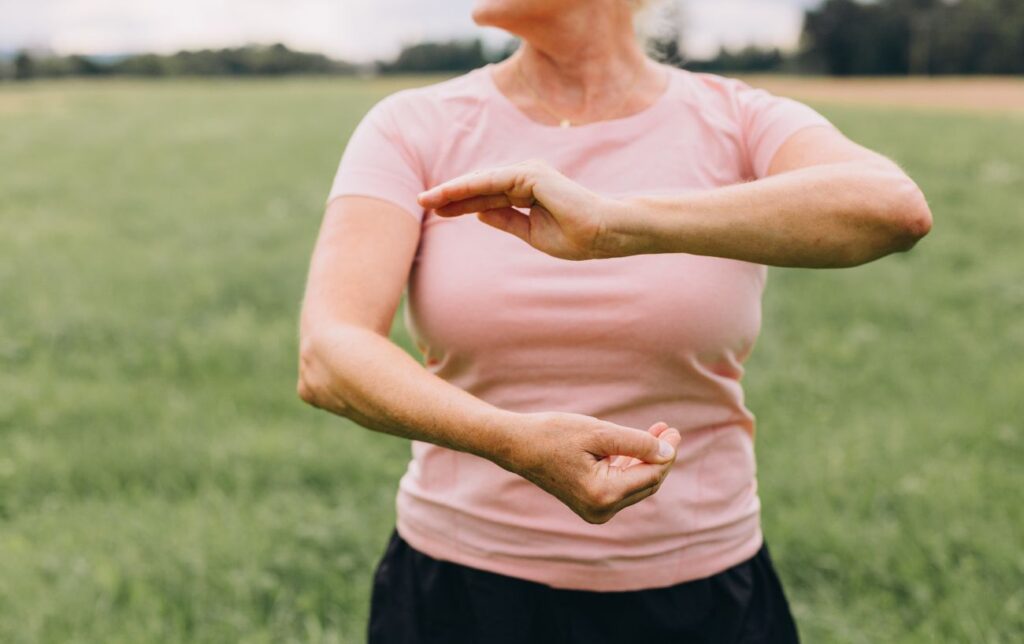 Une femme fait un geste avec ses bras