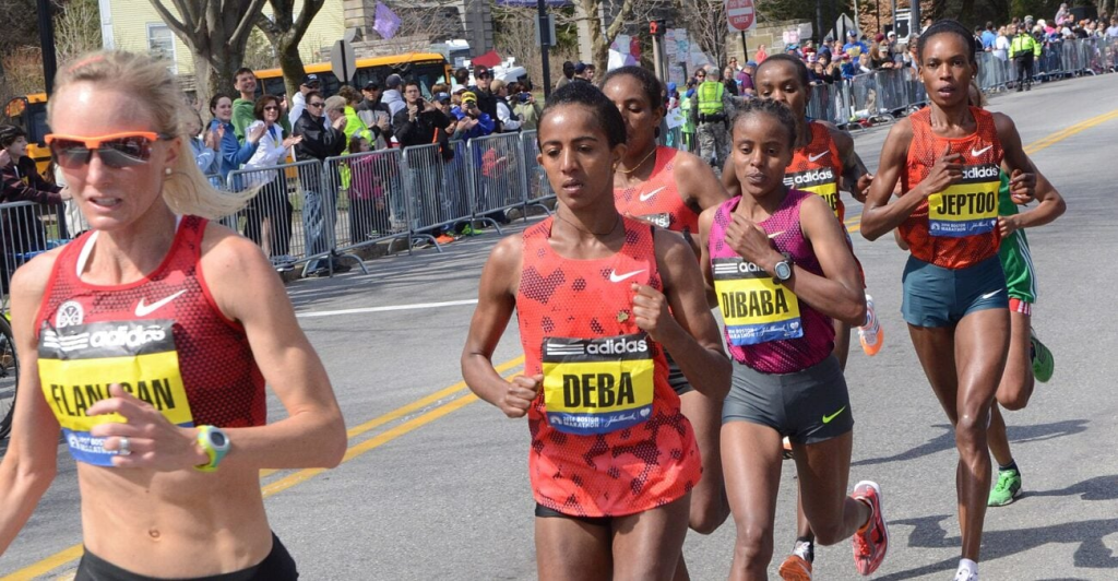 Peloton de coureuses &eacute;lite pendant le marathon de Boston