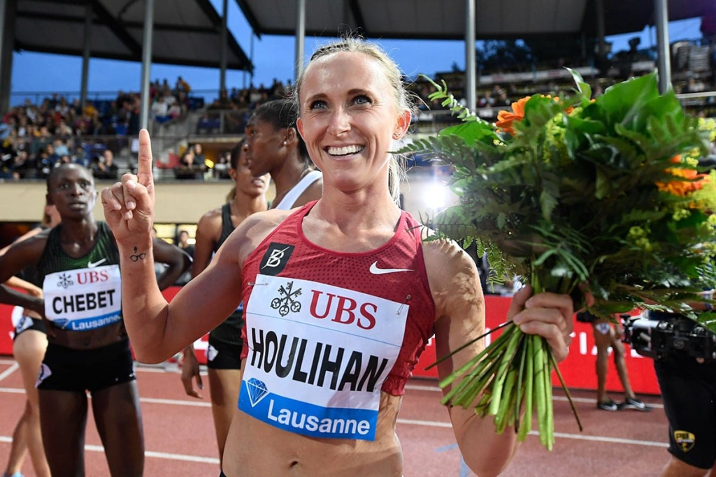 Shelby Houlihan sourit apr&egrave;s une comp&eacute;tition d'athl&eacute;tisme avec un bouquet de fleurs &agrave; la main