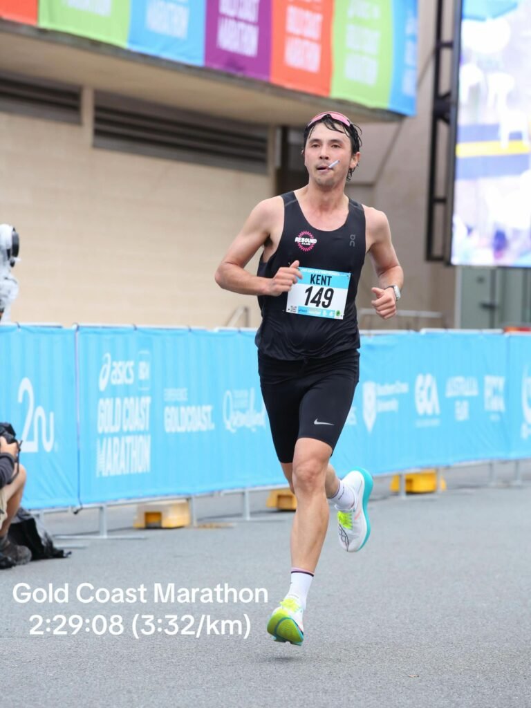 Kent Ohori pendant le Gold Coast Marathon avec une cigarette à la bouche vue de près