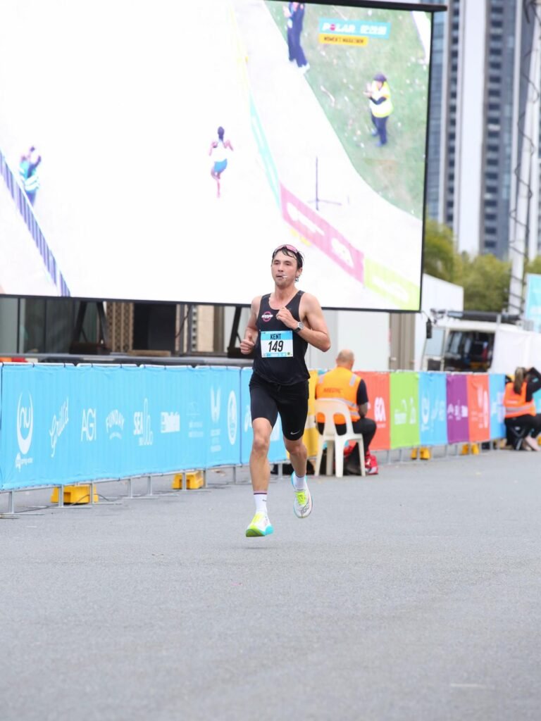 Kent Ohori pendant le Gold Coast Marathon avec une cigarette à la bouche vue de loin