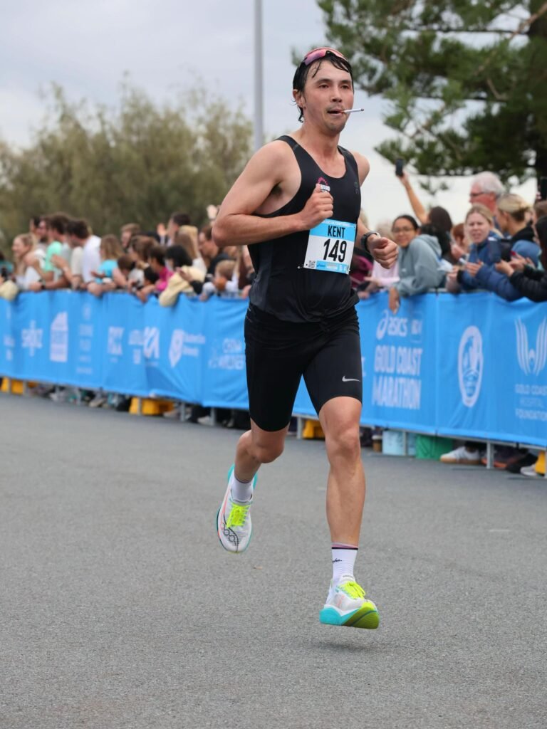 Kent Ohori pendant le Gold Coast Marathon avec une cigarette à la bouche
